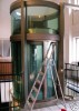 Eleganter Fahrstuhl (Aufzug, Lift) m runden Glasflchen