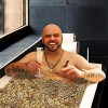 Im Geld baden: Badewanne aus prominenter Hand + 50 Kilo Münzen dazu geschenkt !