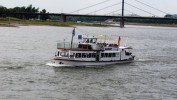 Fahrgastschiff in Düsseldorf  Personenschiff  Fähre  Boot  Schiff