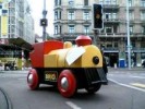 Brio-Eisenbahn (Lok), riesig, so gross wie ein Auto.