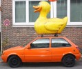 Ford Fiesta mit Enten-Plastik von Jacques Tilly