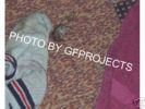 Foto von toter Maus neben Socken von Frau